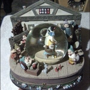 Disney Store Snow White and The Seven Dwarves Musical Snow Globe